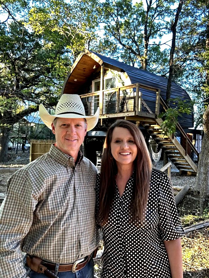 Enchanting Pecan Treehouse with Creek Views near Forestburg, Texas