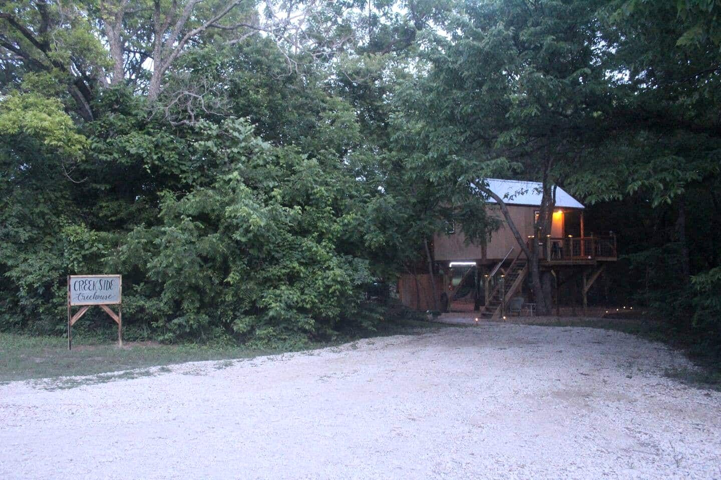 Enchanting Pecan Treehouse with Creek Views near Forestburg, Texas
