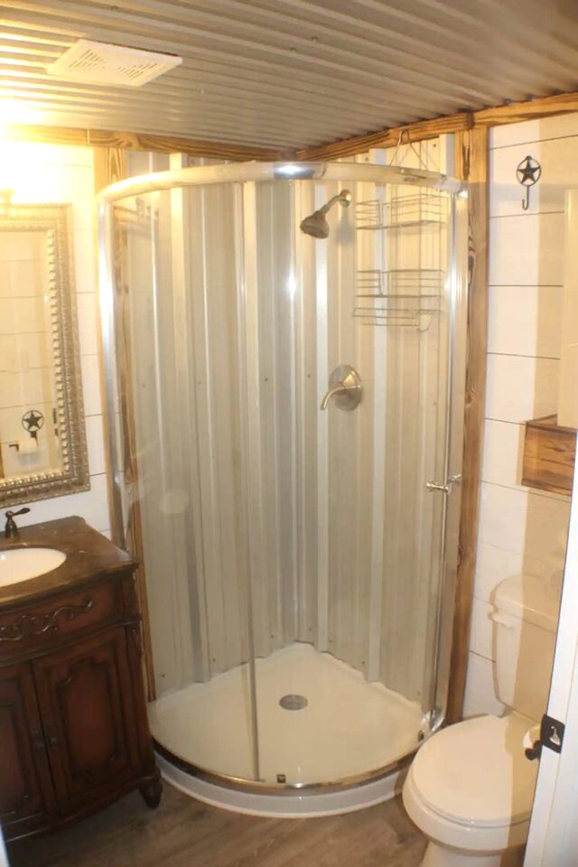 Enchanting Pecan Treehouse with Creek Views near Forestburg, Texas