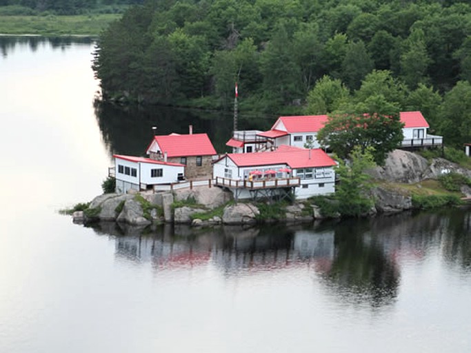 Nature Lodges (Wilberforce, Ontario, Canada)