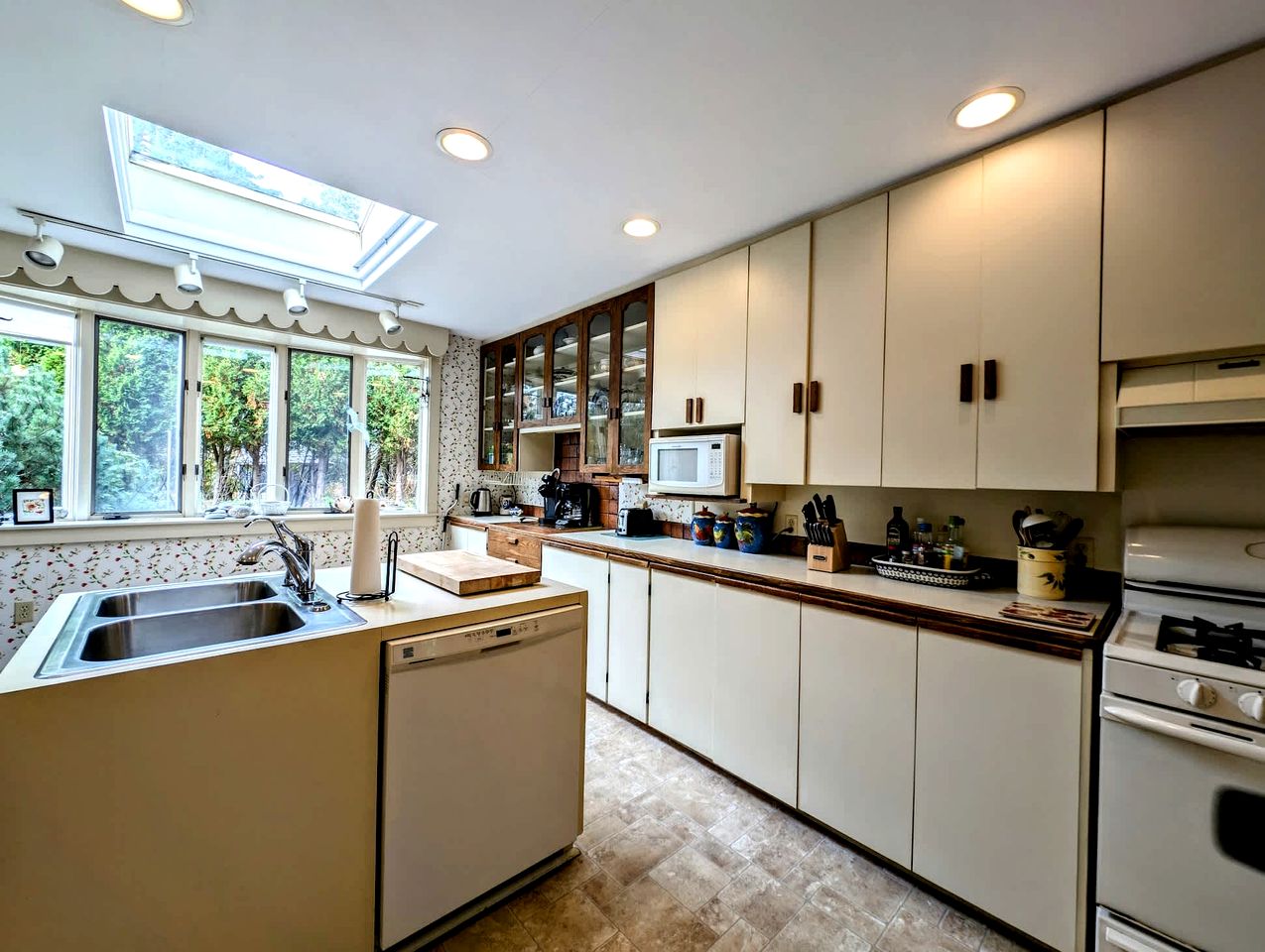 Spacious Waterfront Cottage with Private Beach and Deck, Near Acadia National Park in Hancock Point, Maine