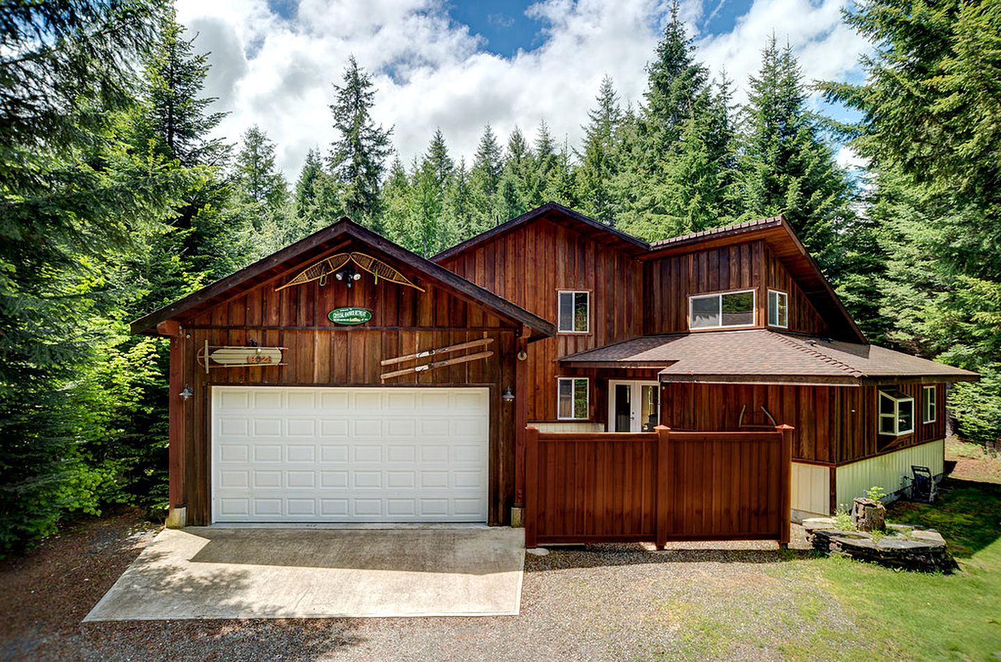 Luxury Cabin Getaway with Upscale Jacuzzi near Crystal Mountain, Washington