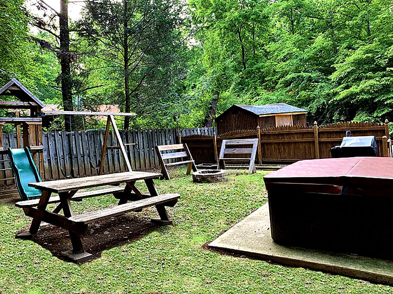 Gorgeous Tennessee Cabin with a Hot Tub and Theater Room