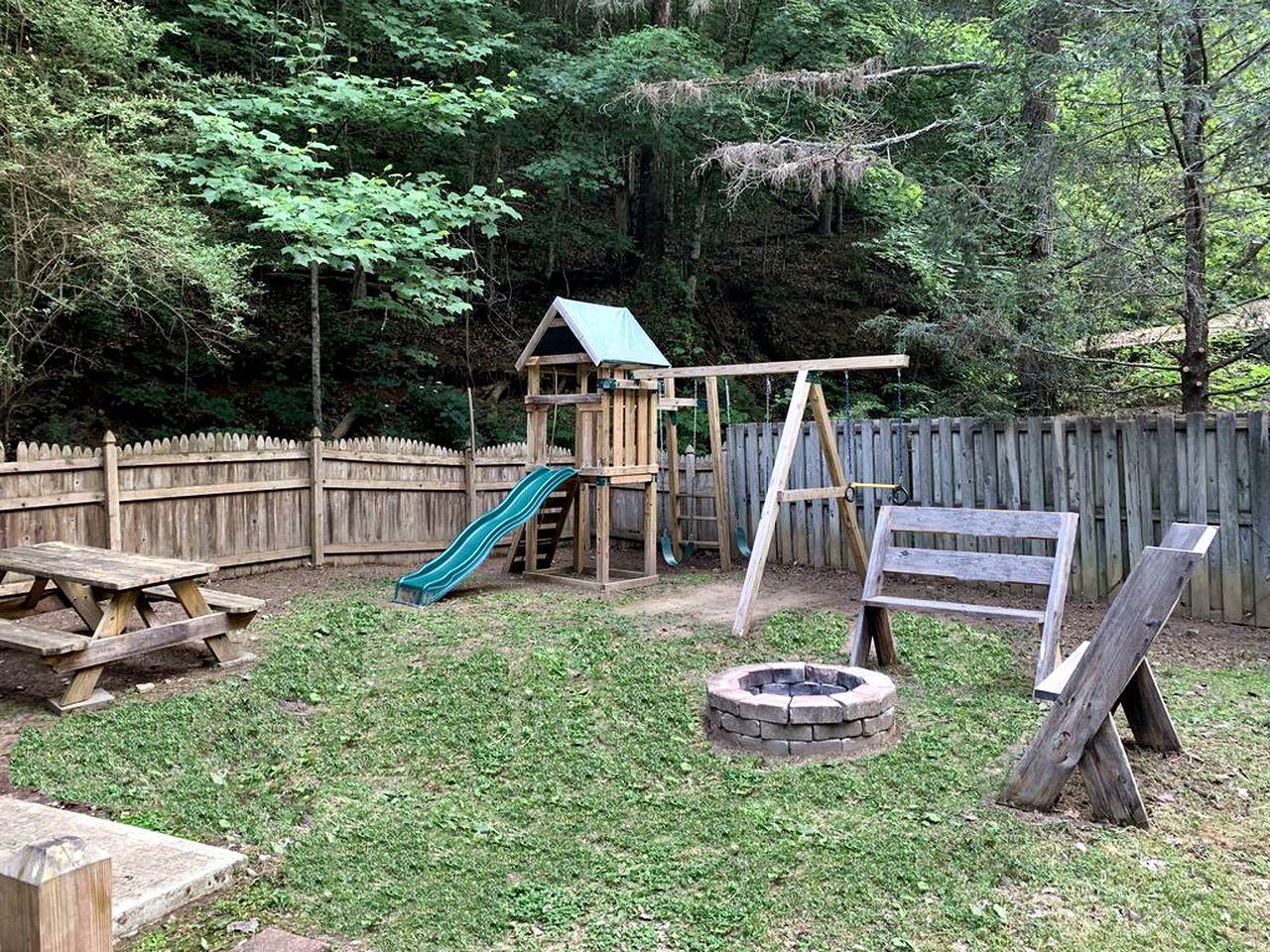 Gorgeous Tennessee Cabin with a Hot Tub and Theater Room