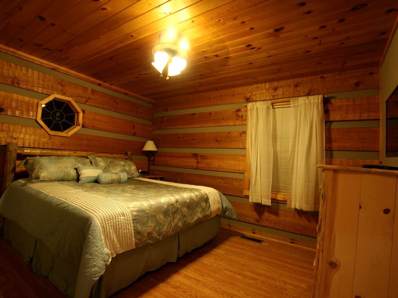 Gorgeous Tennessee Cabin with a Hot Tub and Theater Room