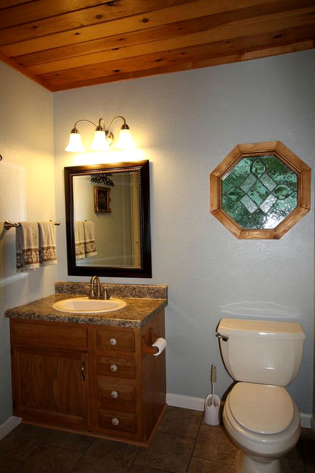 Gorgeous Tennessee Cabin with a Hot Tub and Theater Room