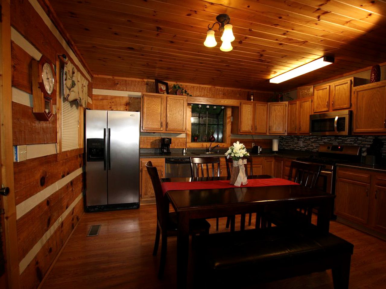 Gorgeous Tennessee Cabin with a Hot Tub and Theater Room