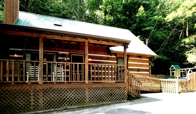 This Tennessee cabin comes with a hot tub