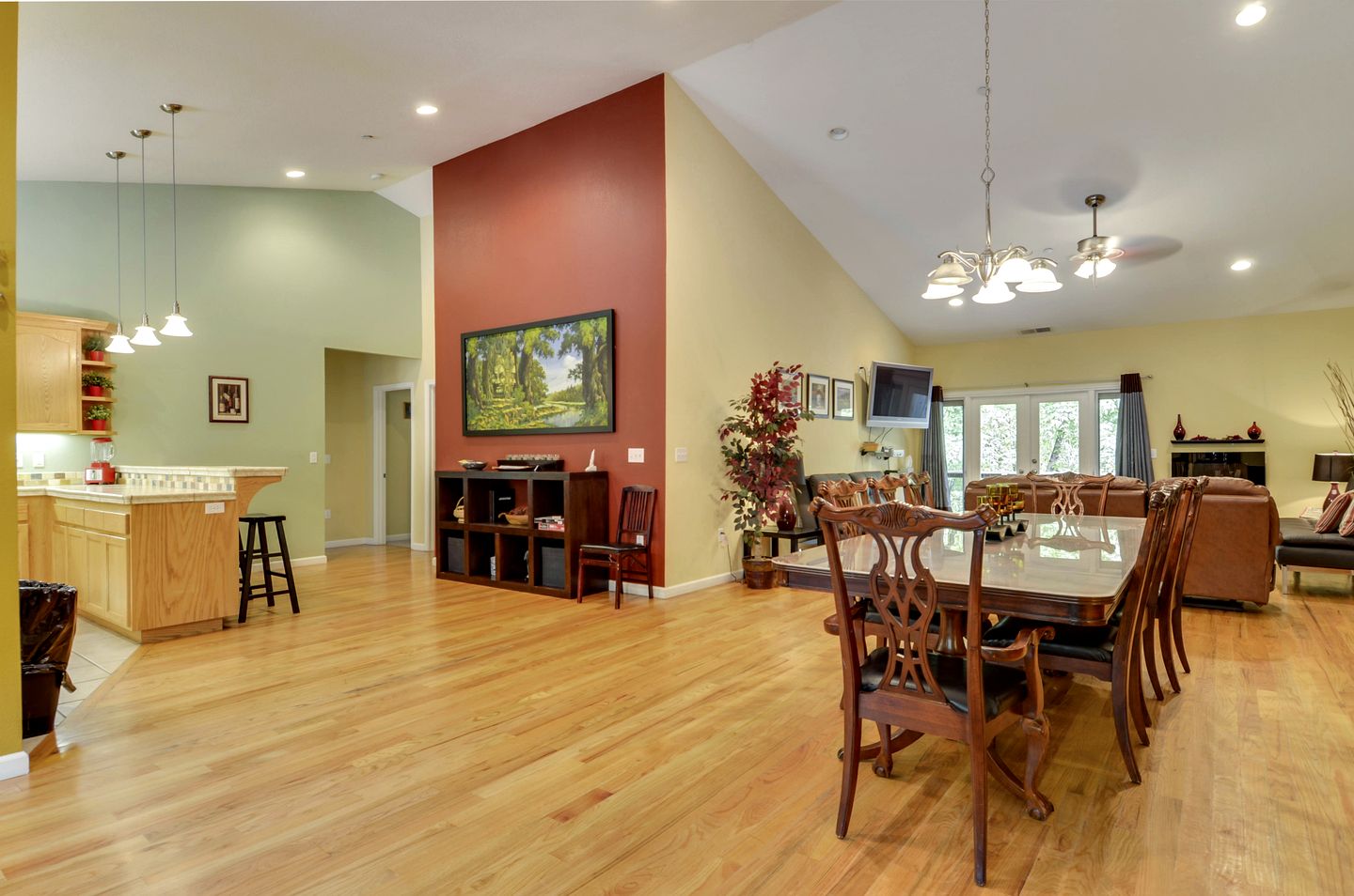 Spacious Riverfront Cottage with Game Room & Private Beach near Wineries in Guerneville, California