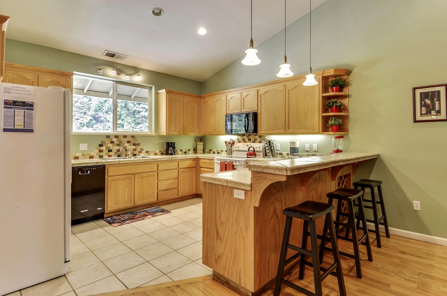 Spacious Riverfront Cottage with Game Room & Private Beach near Wineries in Guerneville, California