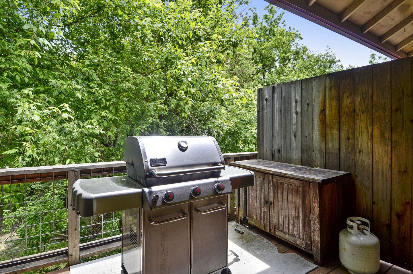 Spacious Riverfront Cottage with Game Room & Private Beach near Wineries in Guerneville, California