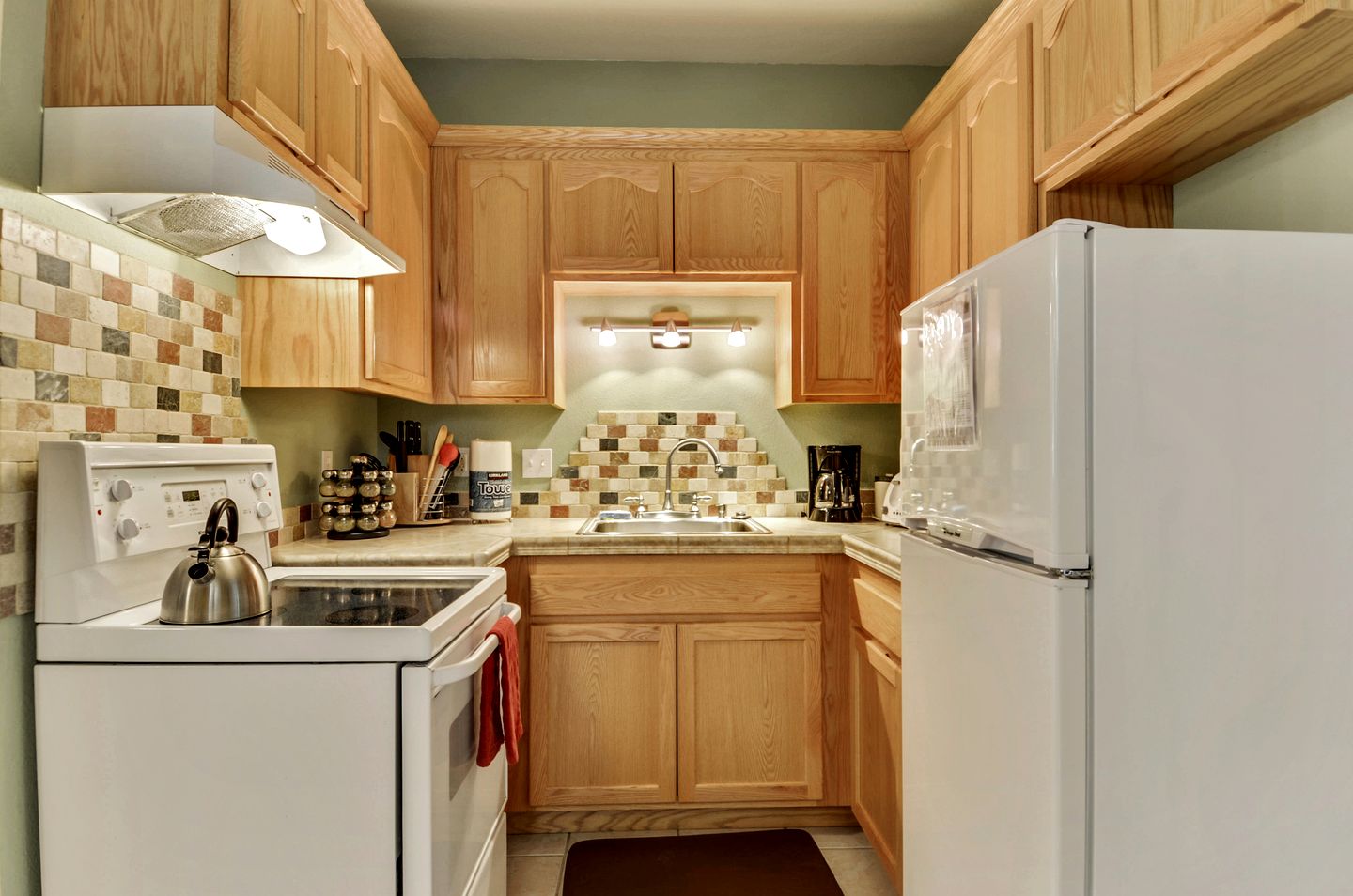 Spacious Riverfront Cottage with Game Room & Private Beach near Wineries in Guerneville, California
