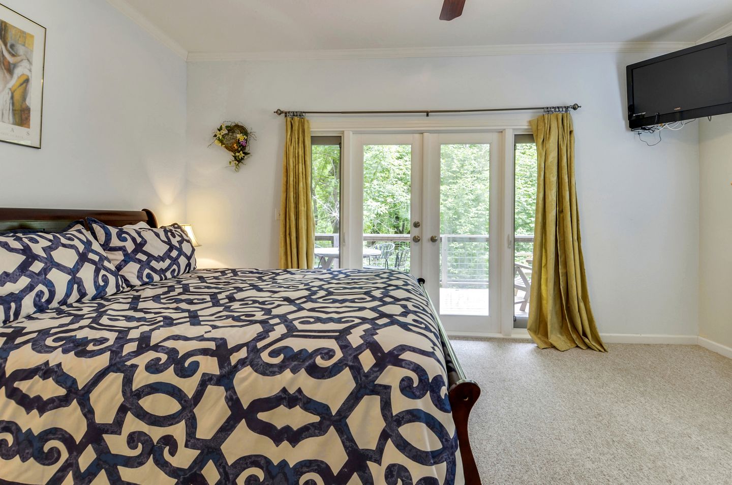 Spacious Riverfront Cottage with Game Room & Private Beach near Wineries in Guerneville, California