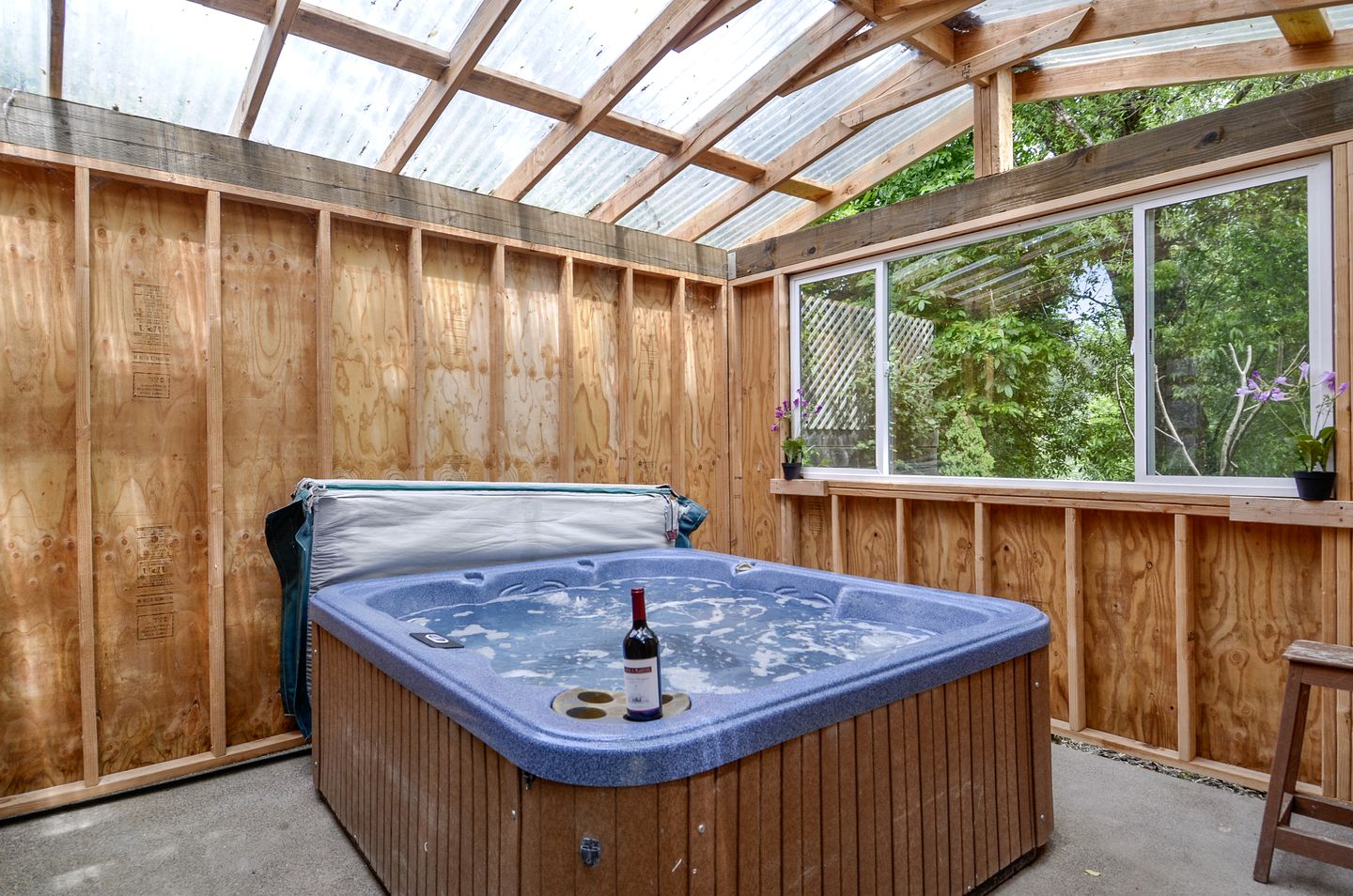 Spacious Riverfront Cottage with Game Room & Private Beach near Wineries in Guerneville, California