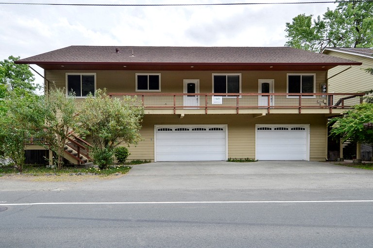Spacious Riverfront Cottage with Game Room & Private Beach near Wineries in Guerneville, California
