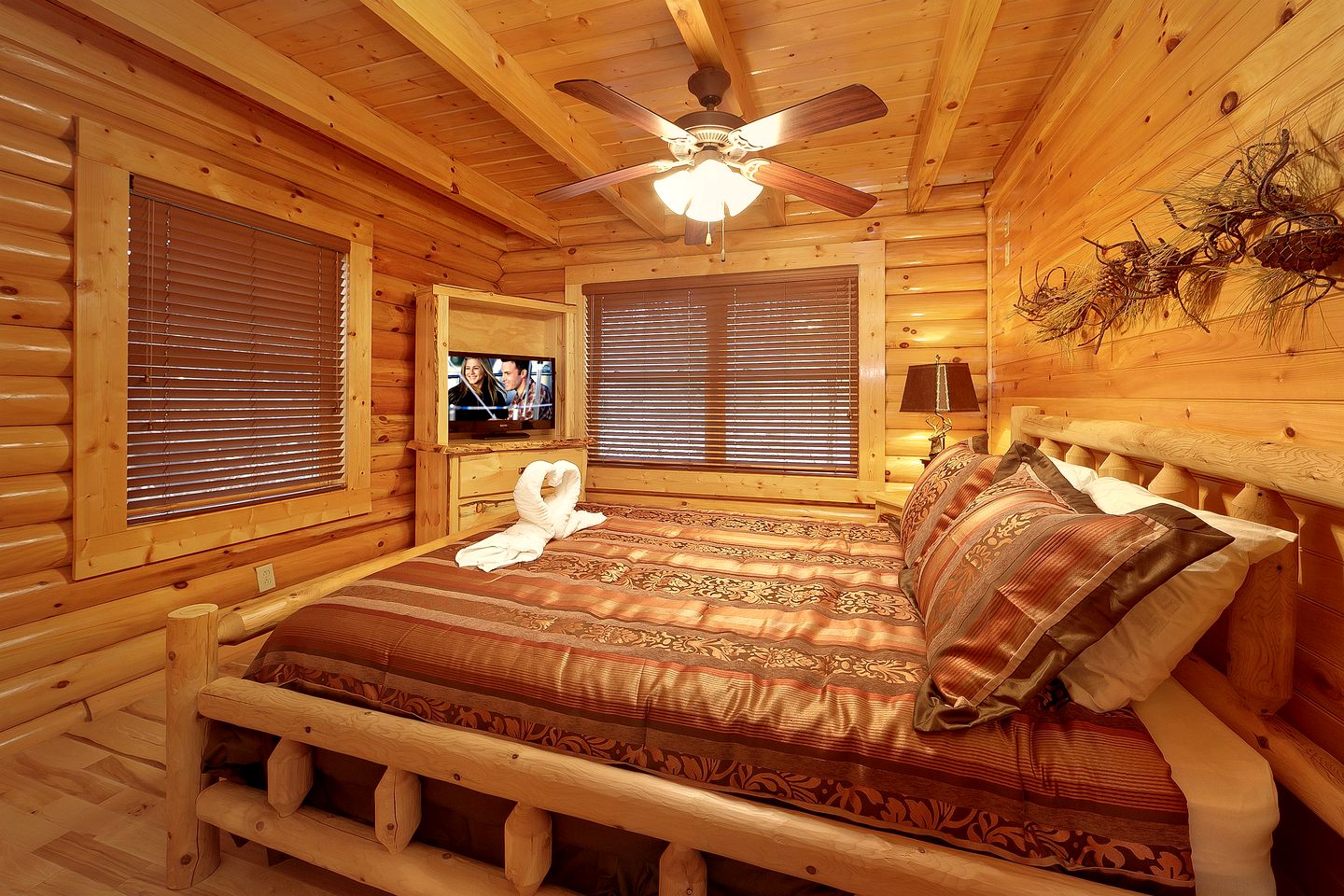 Rustic yet Luxurious Gatlinburg Cabin Rental for a Romantic Getaway near the Great Smoky Mountains, Tennessee