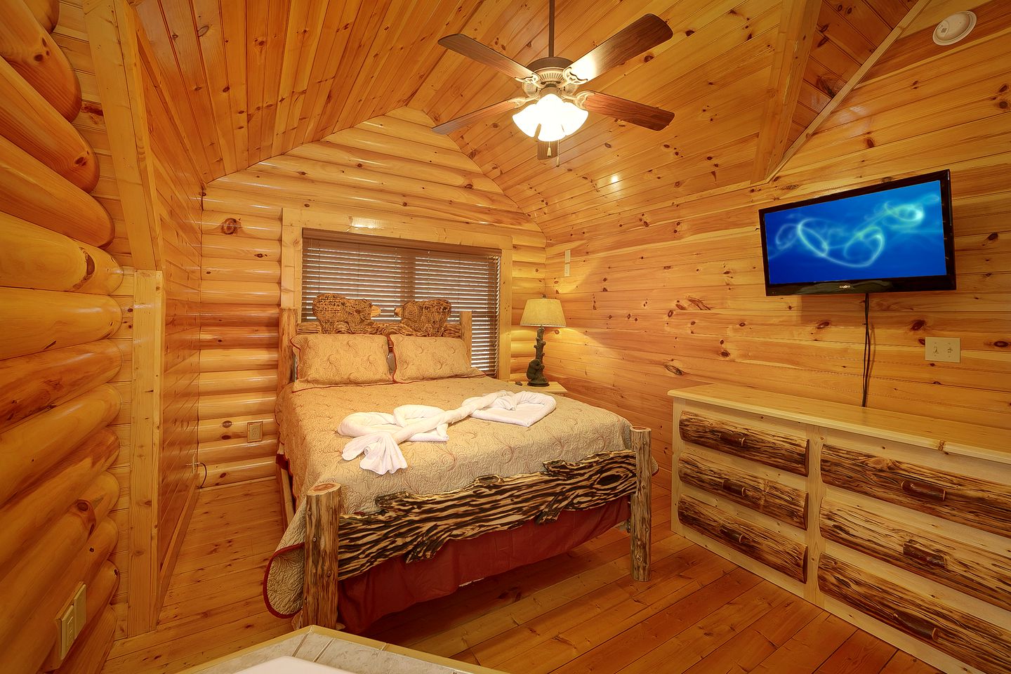 Rustic yet Luxurious Gatlinburg Cabin Rental for a Romantic Getaway near the Great Smoky Mountains, Tennessee