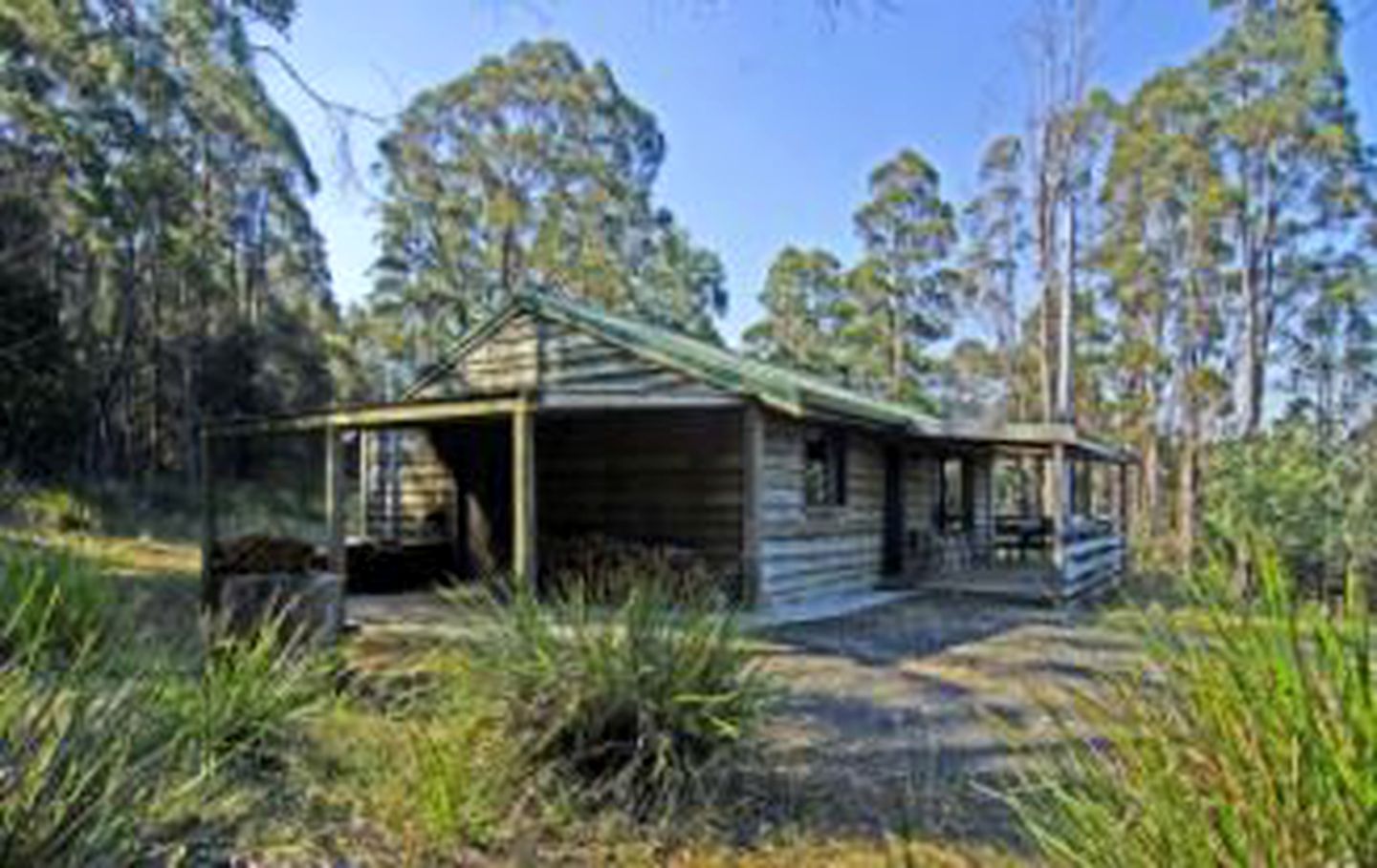 Secluded Cabin Rental with Lake Views in Tasmania, Australia