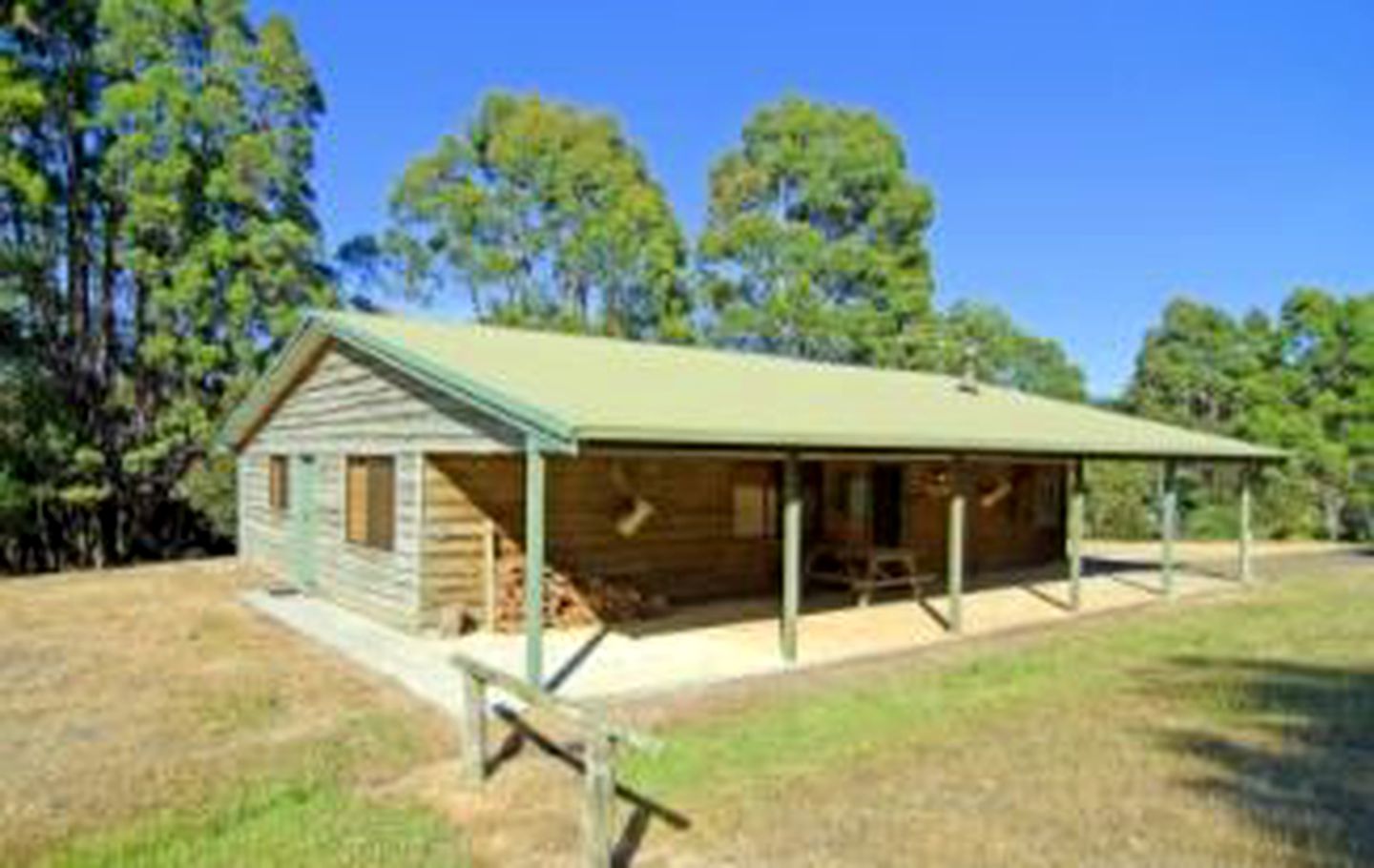 Tranquil Cabin Rental with Excellent Fly-Fishing in Lake Leake, Tasmania