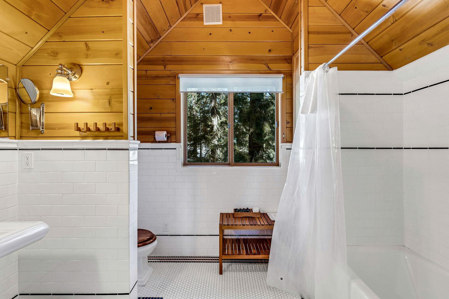 Luxurious Bear Valley Cabin in the Pines with Hot Tub, Perfect for a Family Friendly Vacation