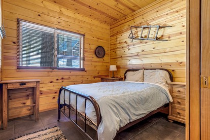 Luxurious Bear Valley Cabin in the Pines with Hot Tub, Perfect for a Family Friendly Vacation photo 5