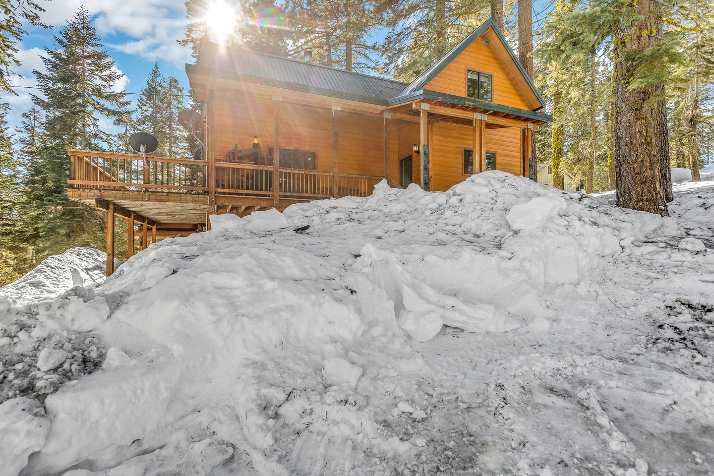 Luxurious Bear Valley Cabin in the Pines with Hot Tub, Perfect for a Family Friendly Vacation