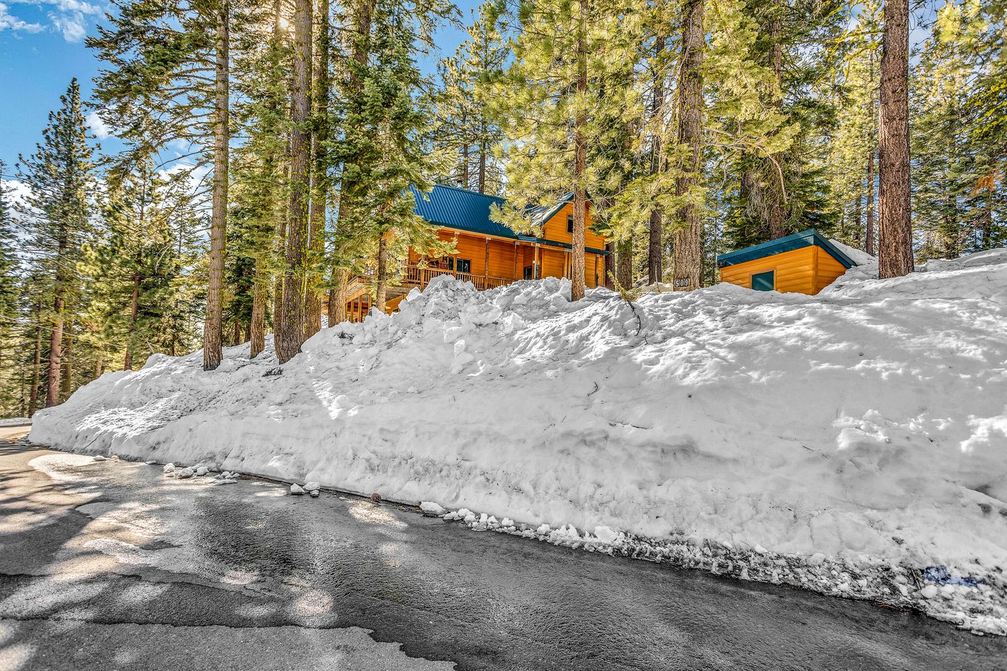 Luxurious Bear Valley Cabin in the Pines with Hot Tub, Perfect for a Family Friendly Vacation