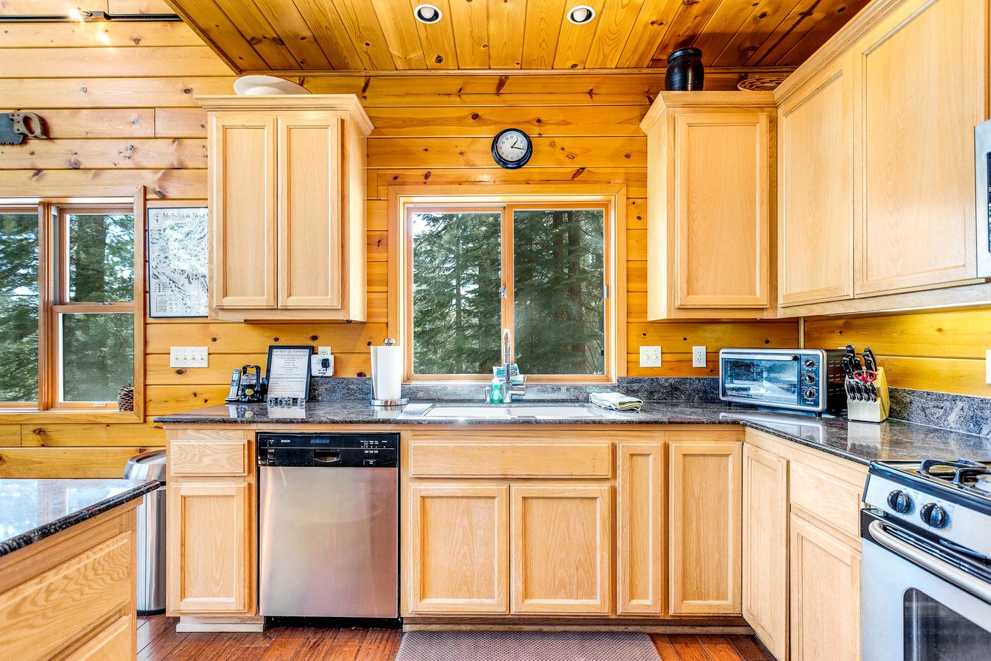 Luxurious Bear Valley Cabin in the Pines with Hot Tub, Perfect for a Family Friendly Vacation