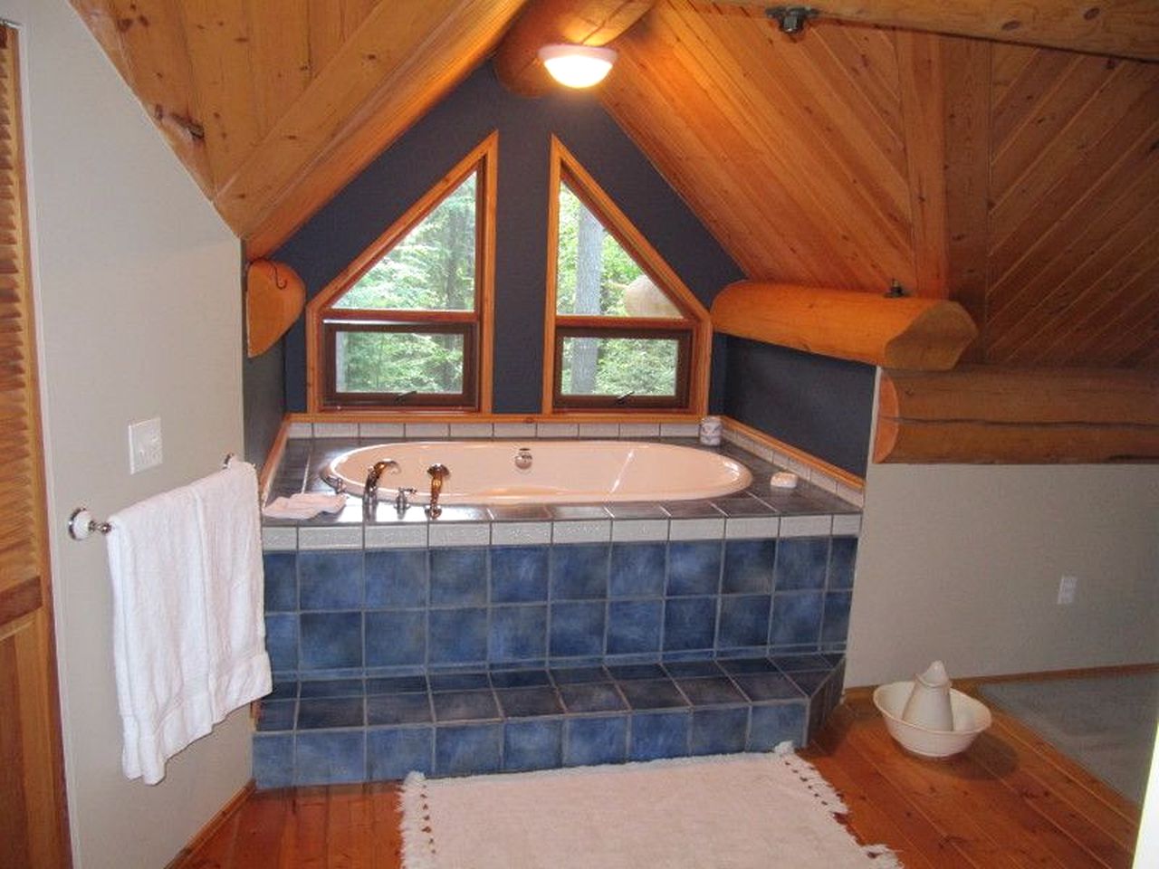 Stately Secluded Log Cabin with a Hot Tub near Abbotsford, British Columbia