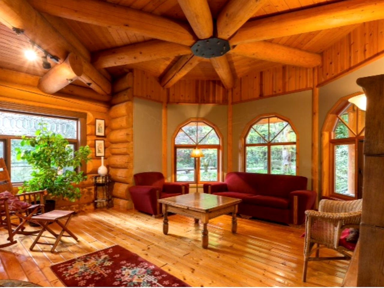 Stately Secluded Log Cabin with a Hot Tub near Abbotsford, British Columbia