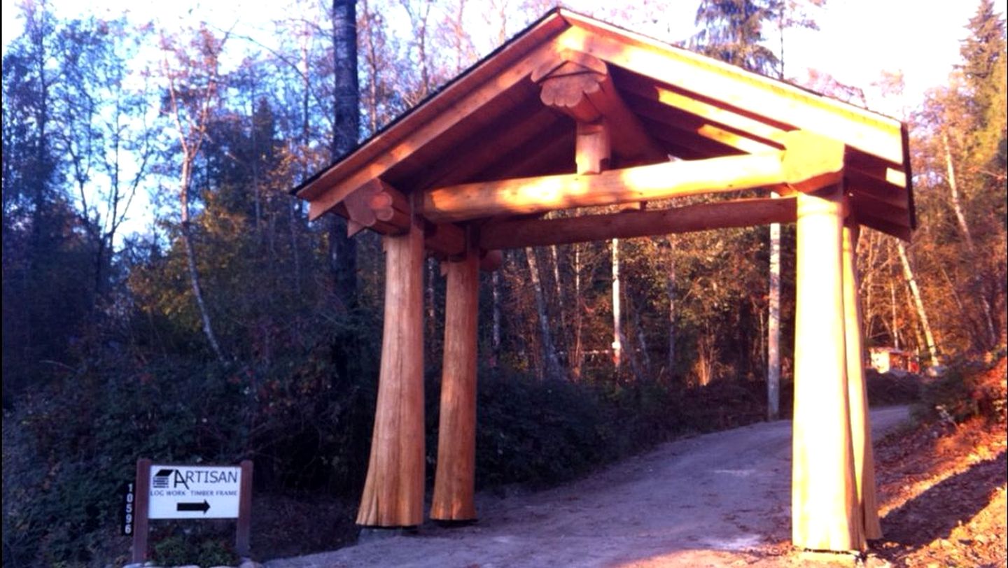 Stately Secluded Log Cabin with a Hot Tub near Abbotsford, British Columbia