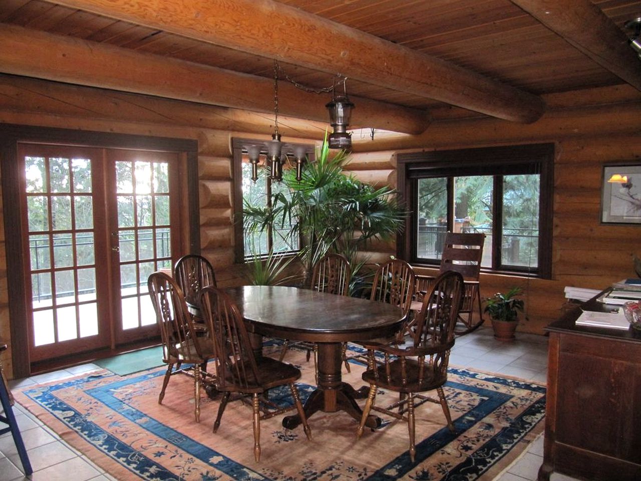 Stately Secluded Log Cabin with a Hot Tub near Abbotsford, British Columbia