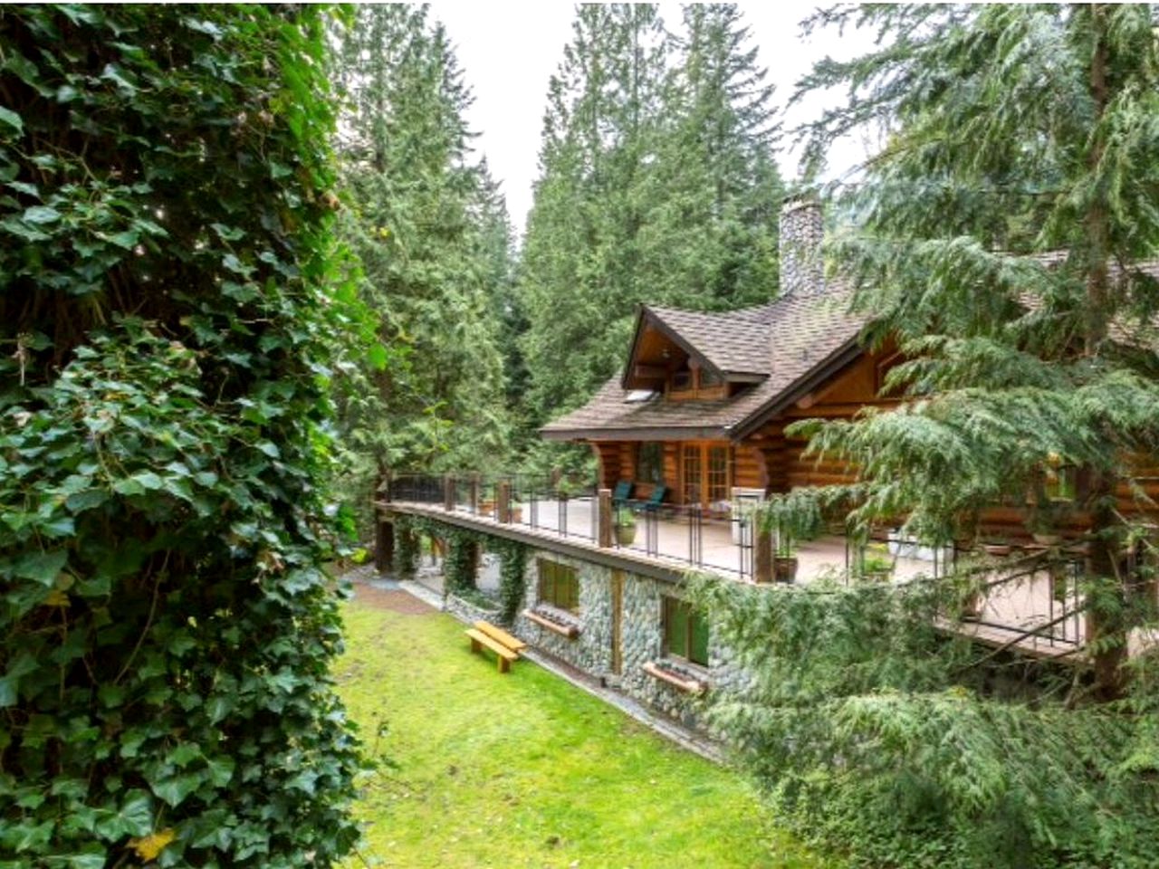 Stately Secluded Log Cabin with a Hot Tub near Abbotsford, British Columbia