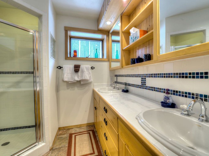 Cabins (Breckenridge, Colorado, United States)