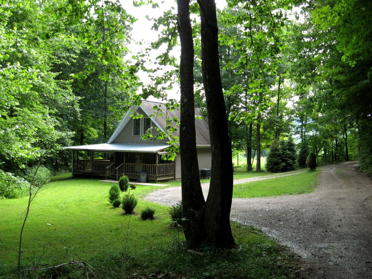 Secluded Two-Bedroom Cabin for Six Guests in Ray, Ohio