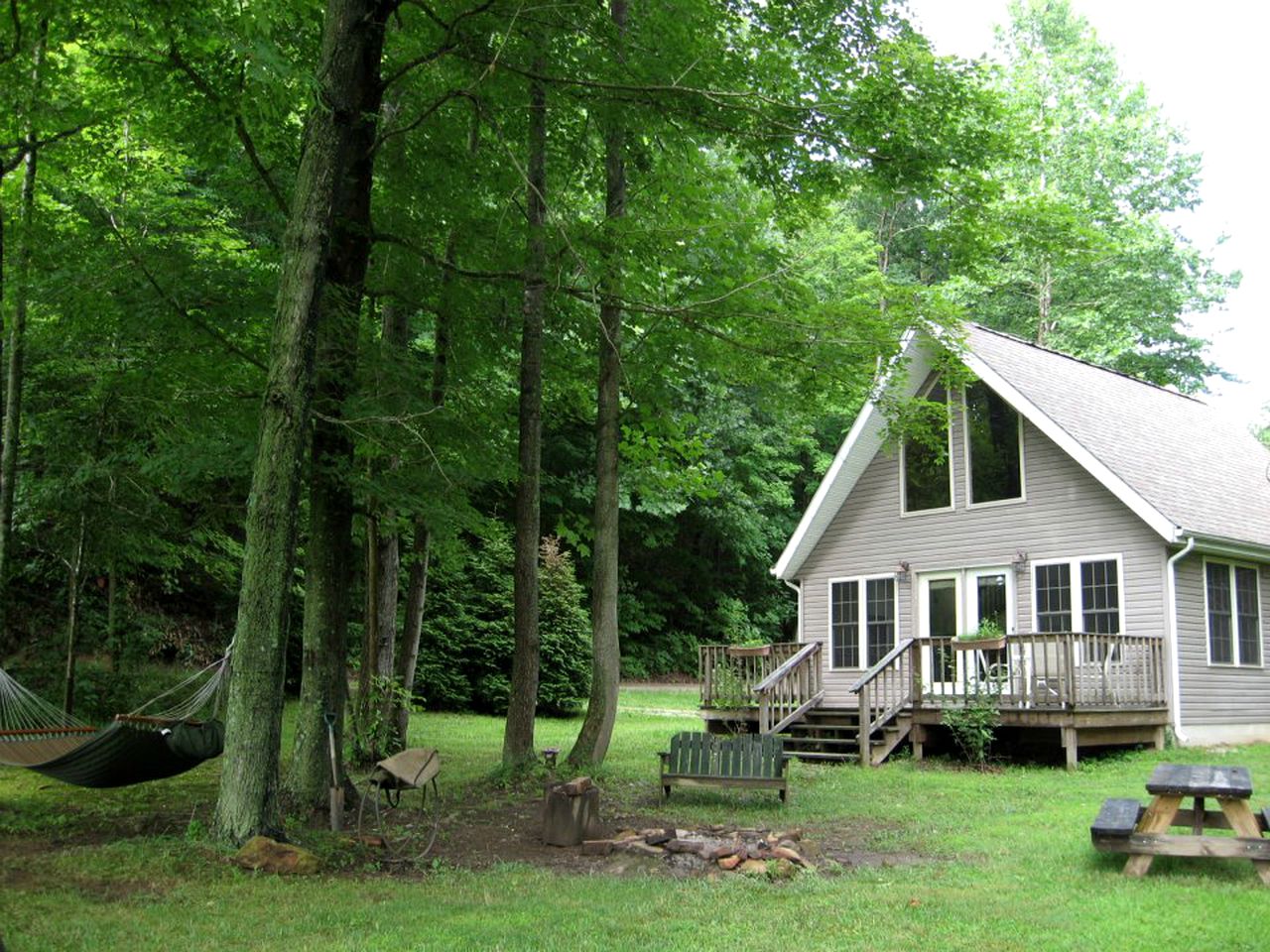 Secluded Two-Bedroom Cabin for Six Guests in Ray, Ohio