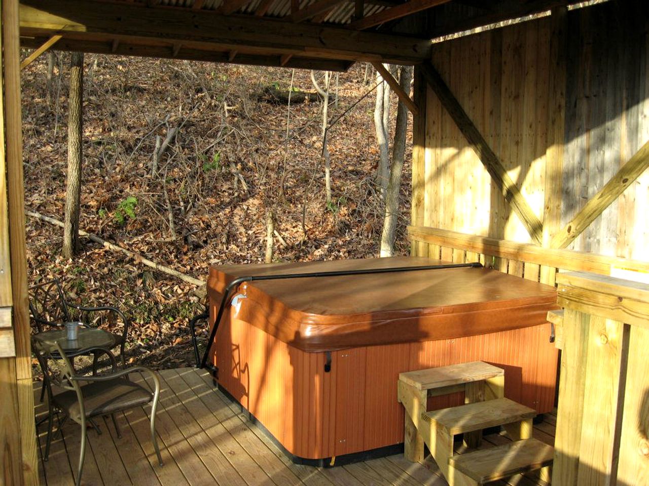 Spacious Cabin with a Hot Tub in the Woodlands near Byer, Ohio