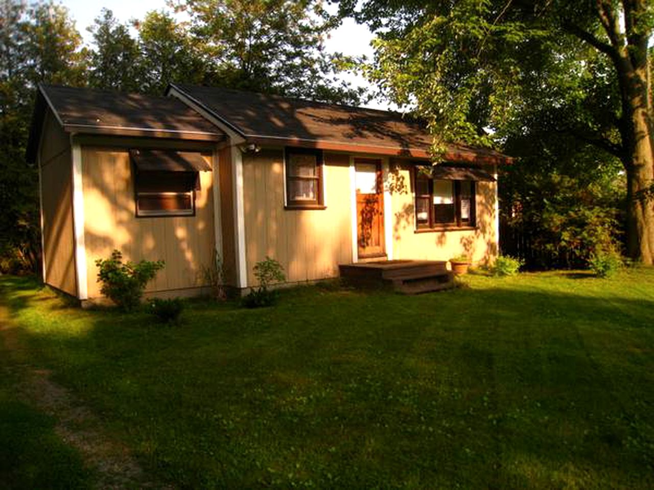 Homey Lakefront Cottage Rental near Turkey Point, Ontario