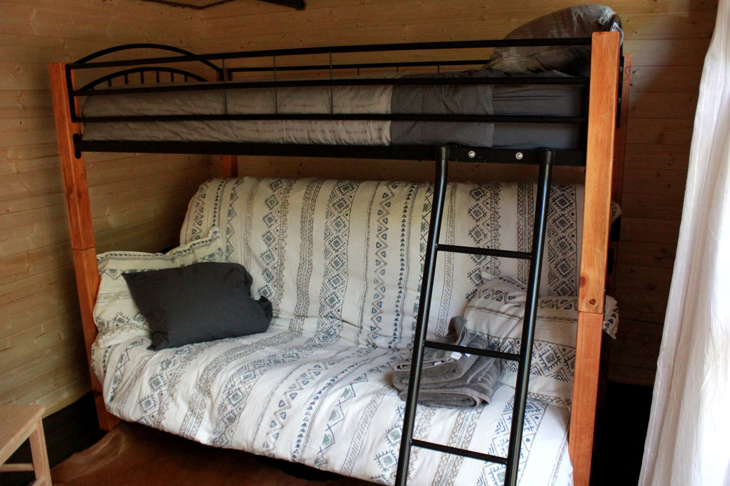 Cute Cabin for Glamping Escapes in Duncan, British Columbia