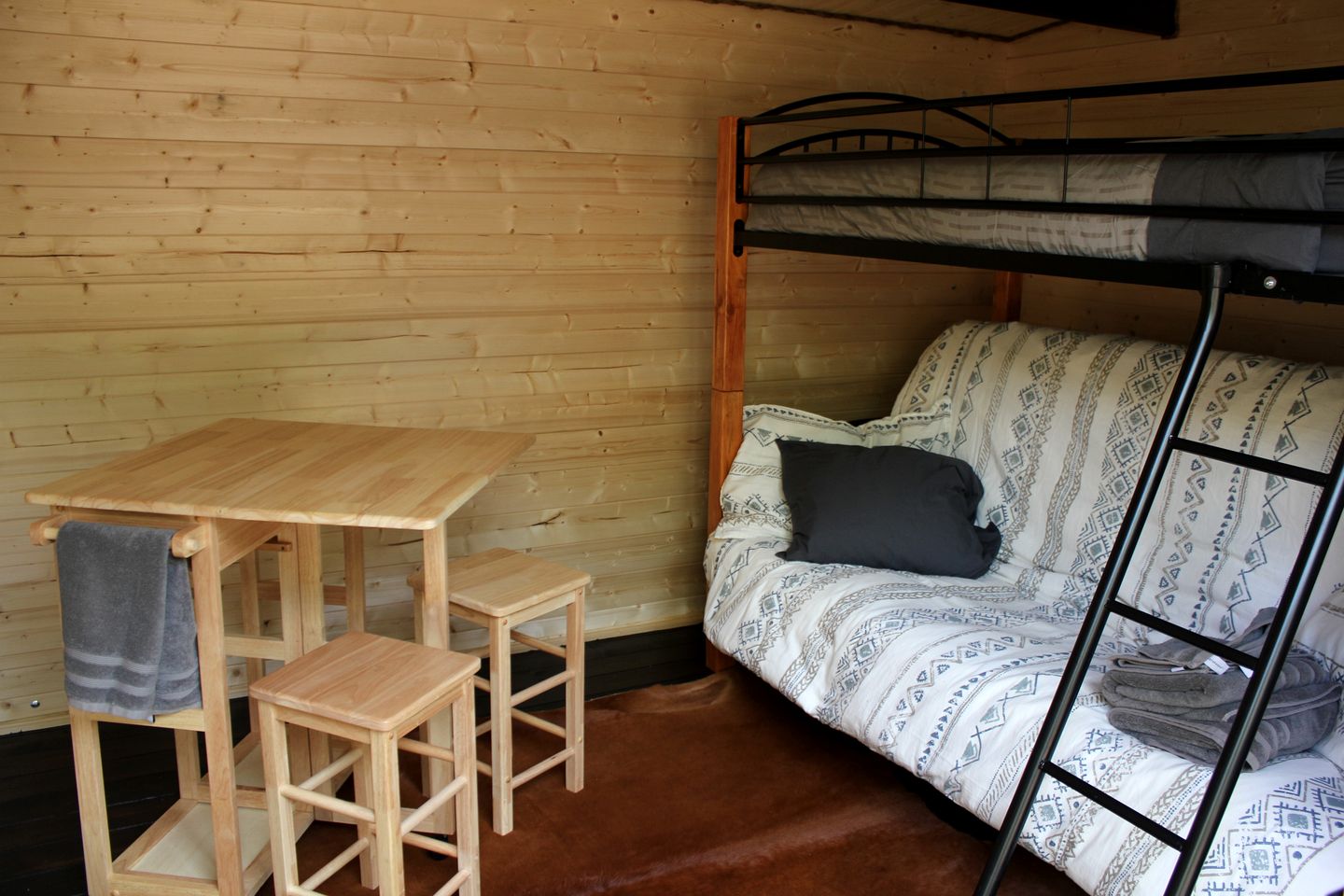 Cute Cabin for Glamping Escapes in Duncan, British Columbia