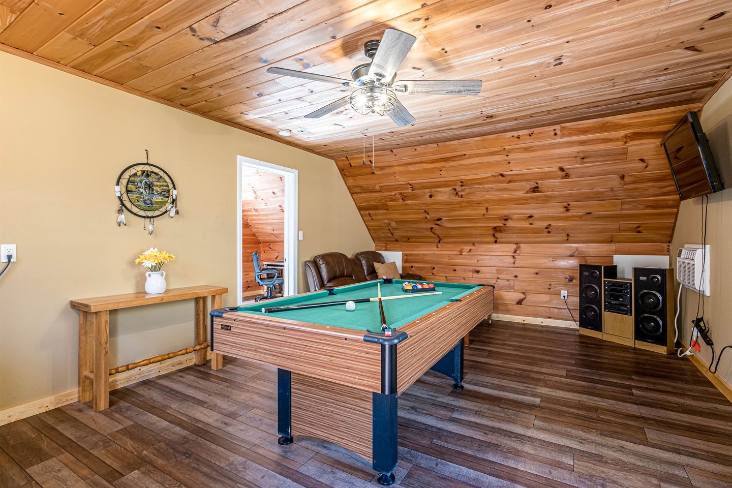 Cute Cabin with Pool Table and Hiking Trails in Cleveland, Georgia