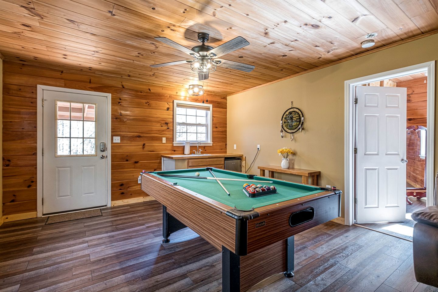 Cute Cabin with Pool Table and Hiking Trails in Cleveland, Georgia
