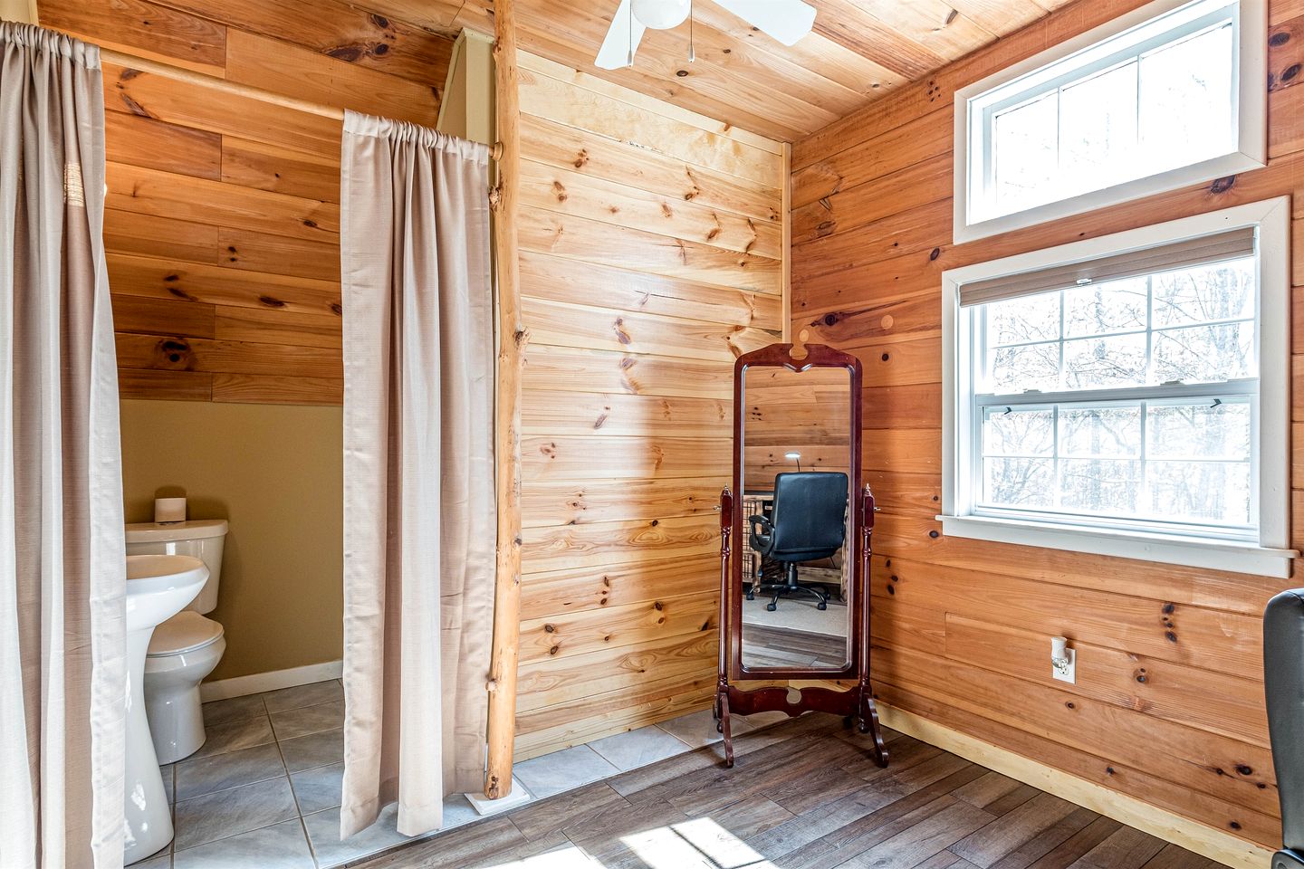 Cute Cabin with Pool Table and Hiking Trails in Cleveland, Georgia