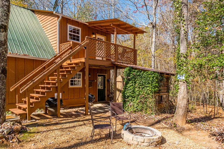 Cute Cabin with Pool Table and Hiking Trails in Cleveland, Georgia