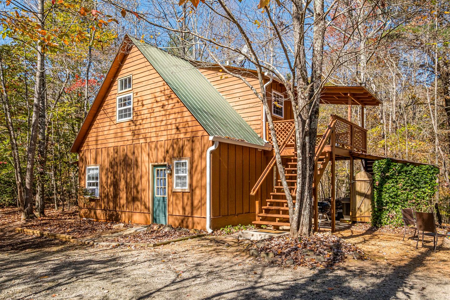 Cute Cabin with Pool Table and Hiking Trails in Cleveland, Georgia