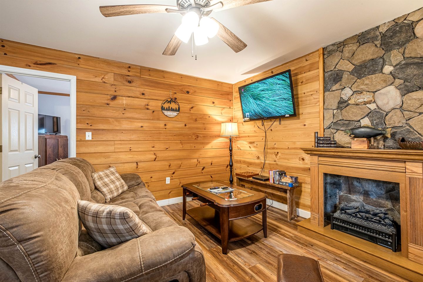 Cute Cabin with Pool Table and Hiking Trails in Cleveland, Georgia