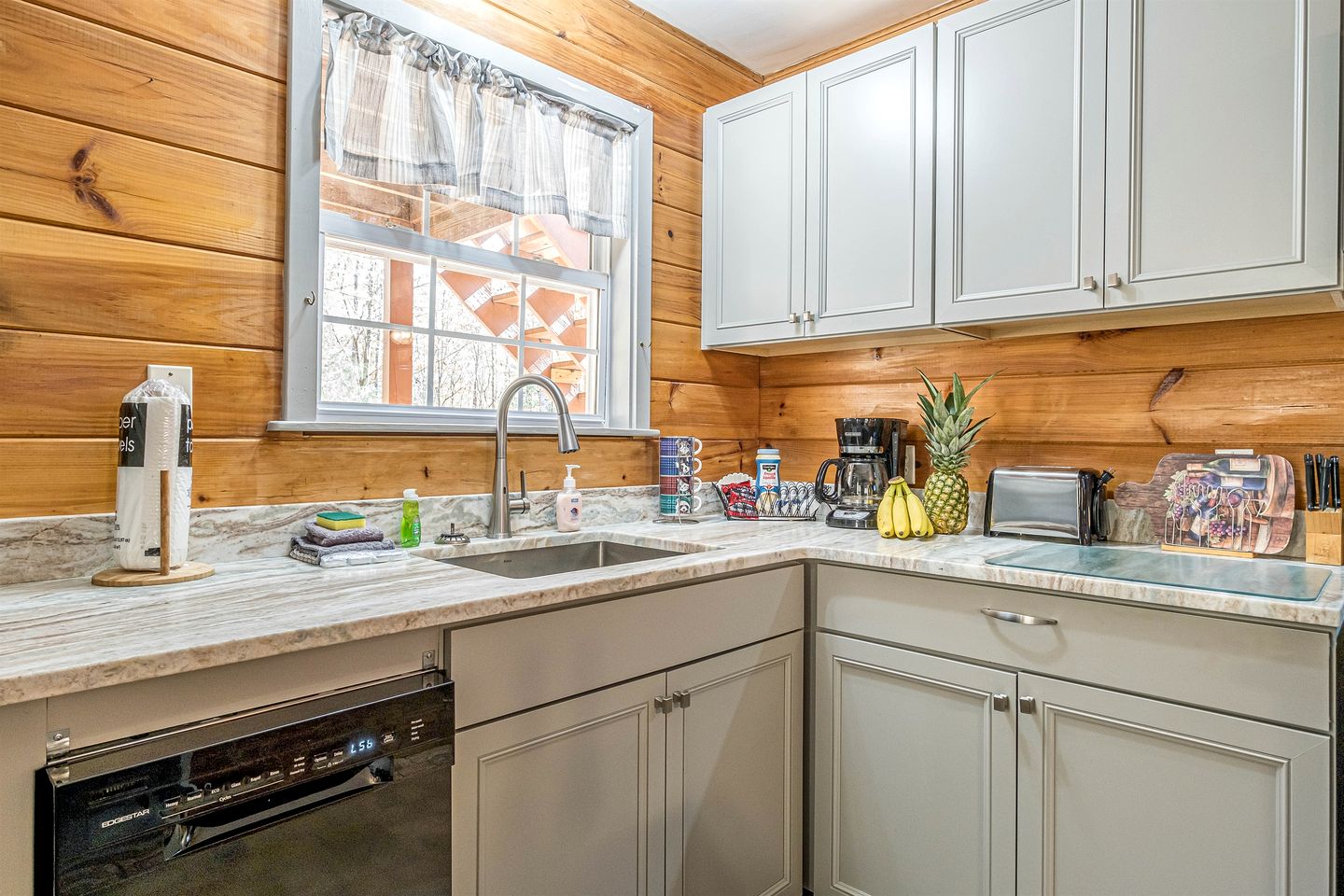 Cute Cabin with Pool Table and Hiking Trails in Cleveland, Georgia