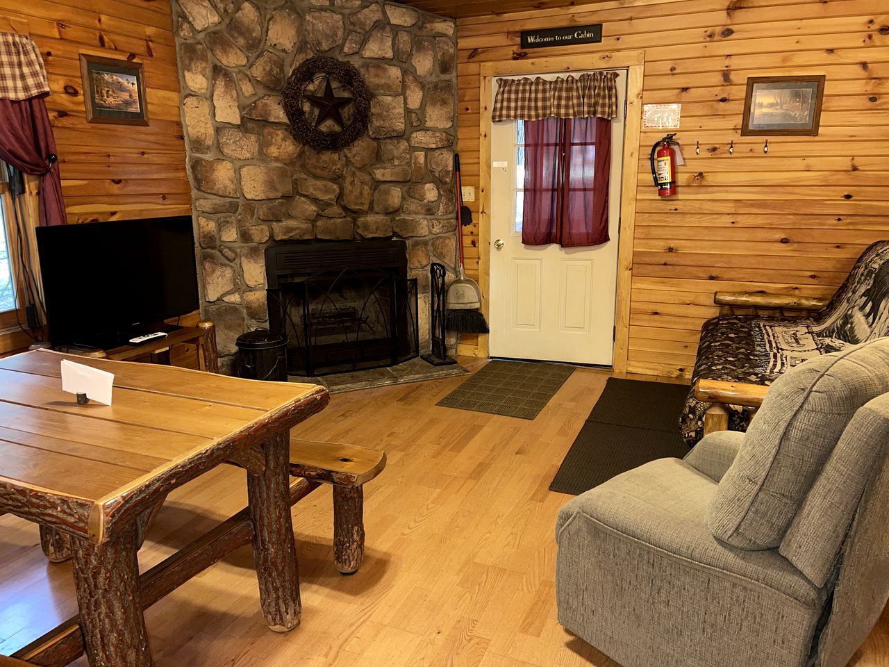Cute Cabin with Private Hot Tub for Amazing Hiking Vacations near Cook Forest, PA