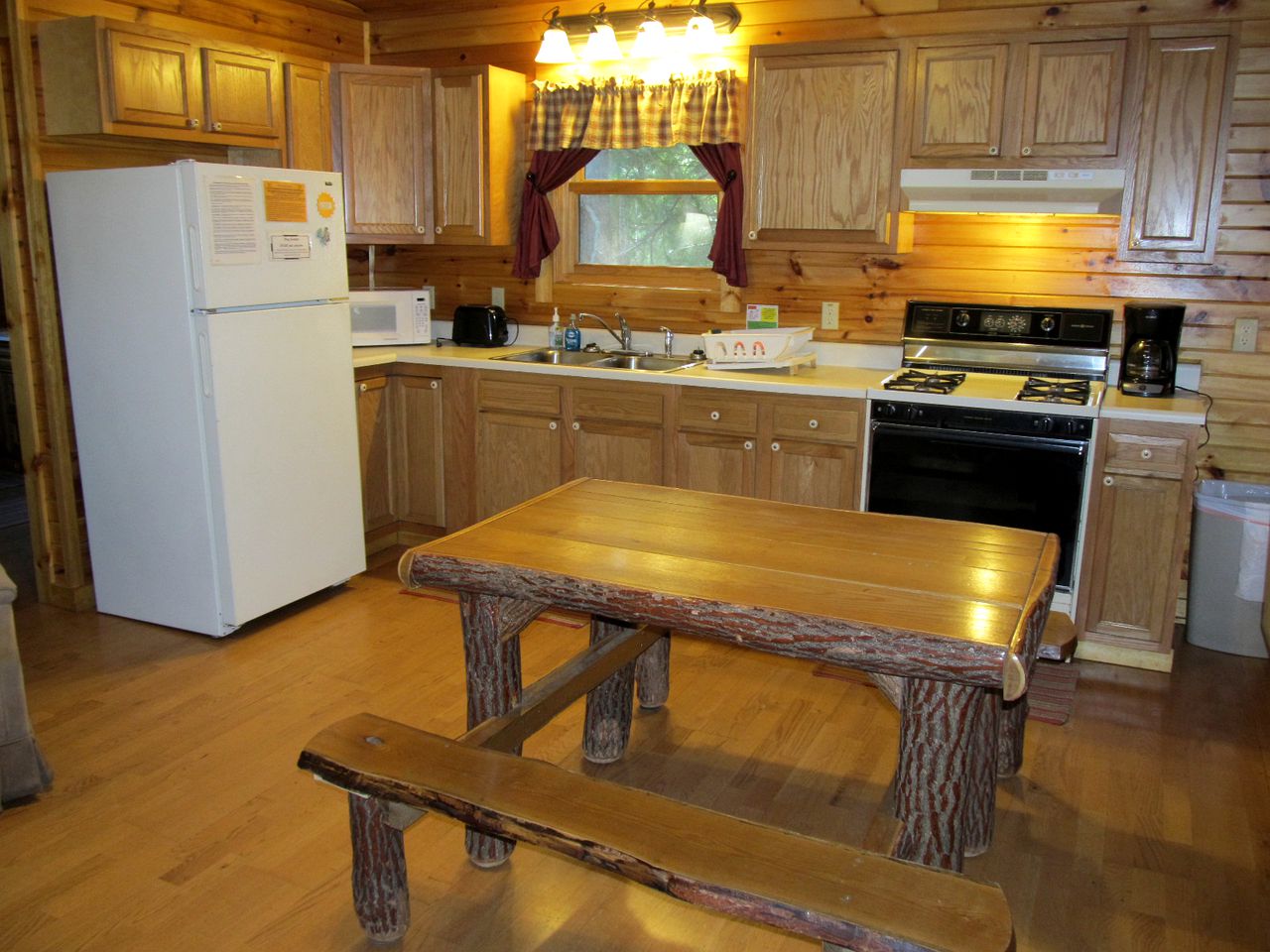 Cute Cabin with Private Hot Tub for Amazing Hiking Vacations near Cook Forest, PA