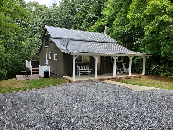 Cute Creek Cottage with Hot-Tub and Fire Pit Perfect for Hiking in Sylva, North Carolina